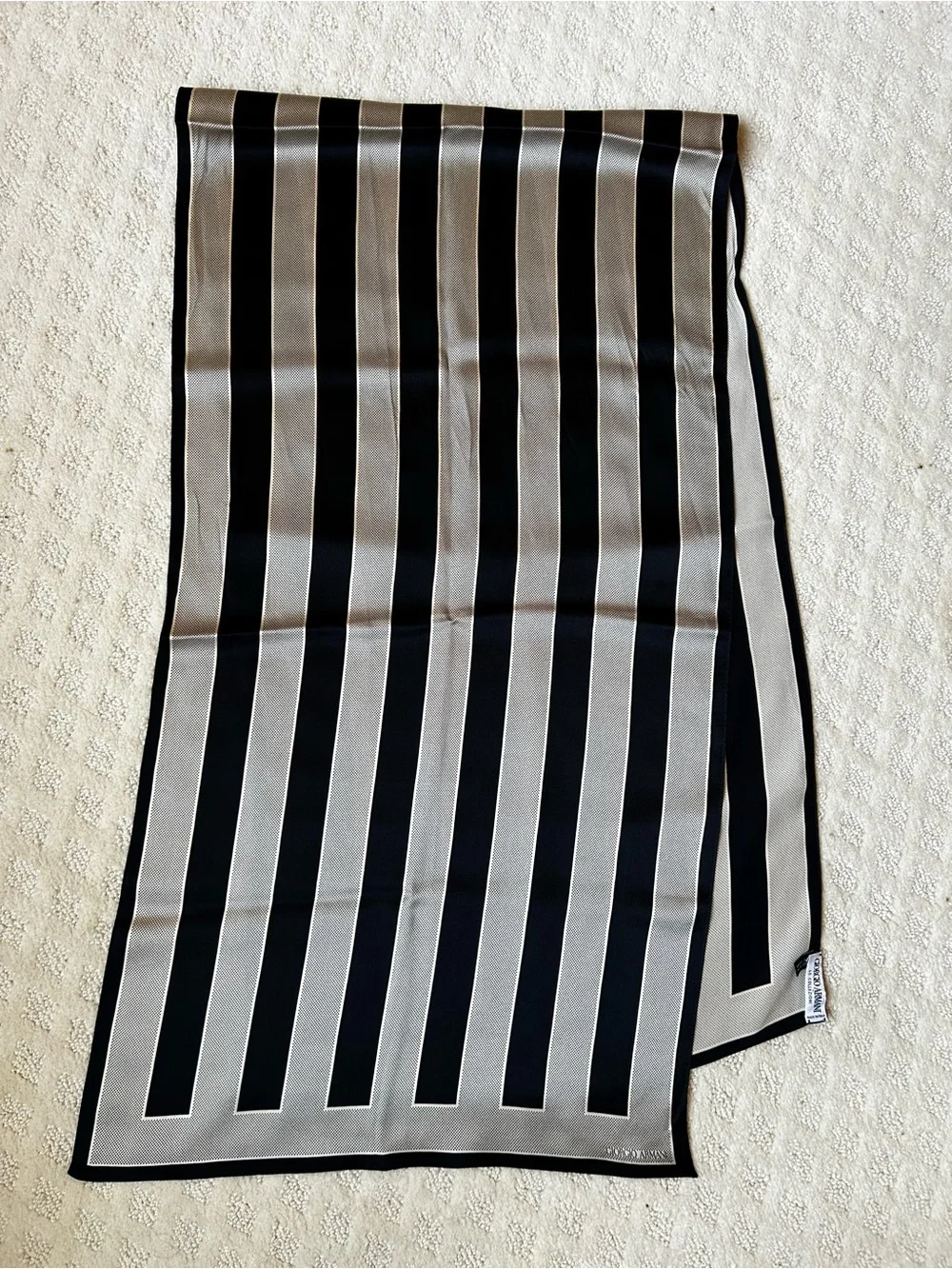 NWOT Giorgio Armani Le Collezioni Luxury Silk Scarf
